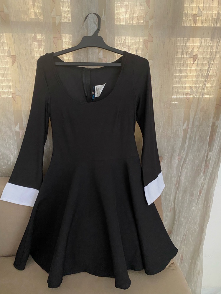 Robe noire tres jolie