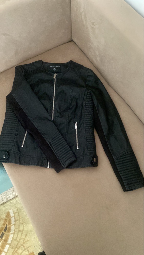 Veste semi cuir tres jolie 