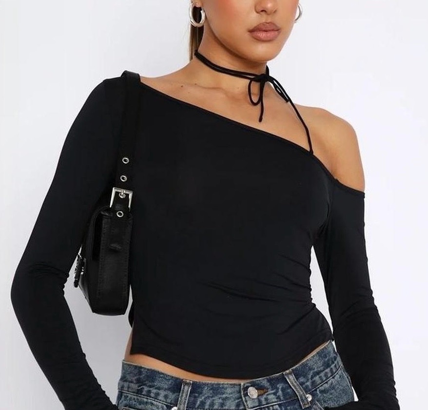 Off-shoulder noir