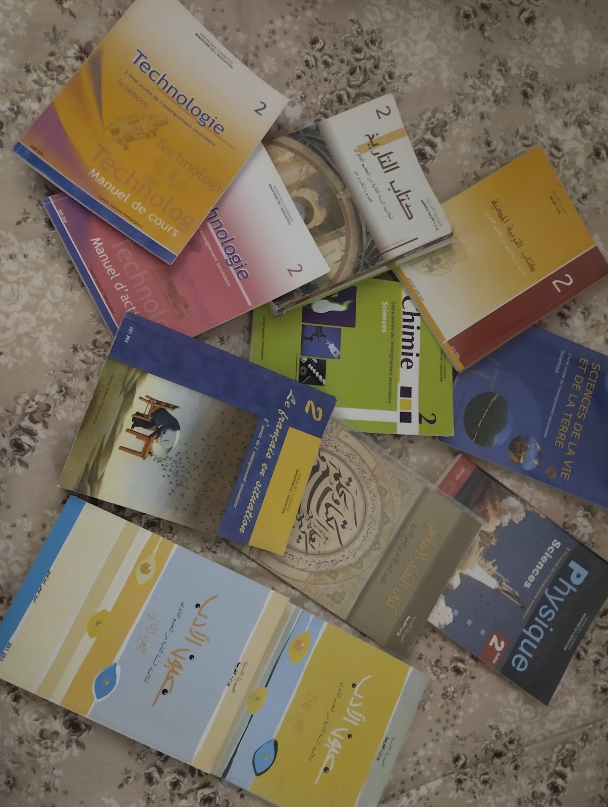 Livres 2éme année section scientifique en excellente état 