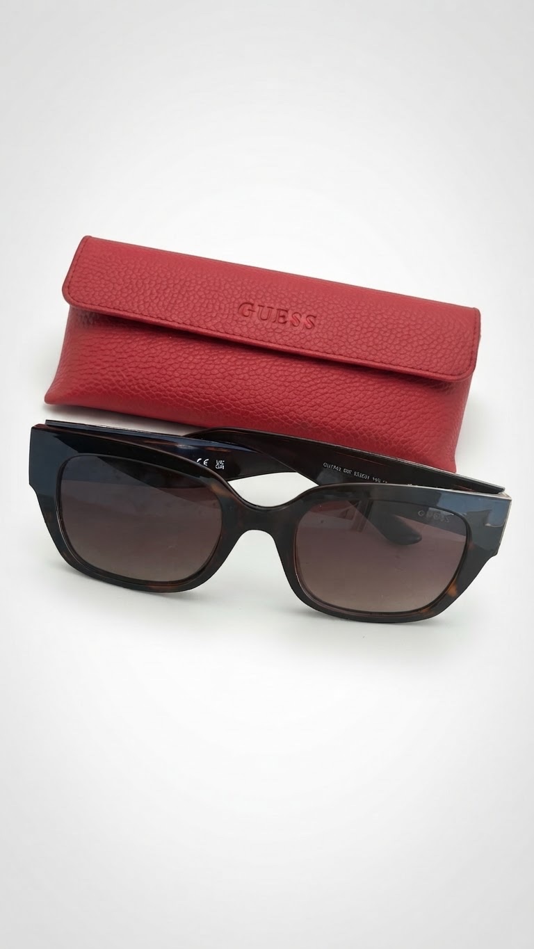 Une paire de lunettes Guess