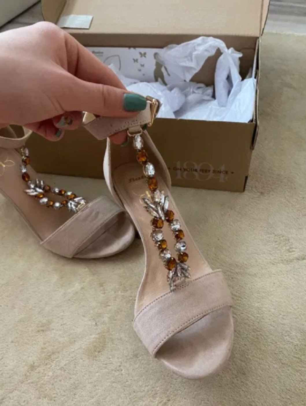 Sandales talon importés peu portés . la marque Bata