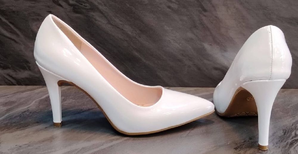 Escarpins en blanc vernis neufs
