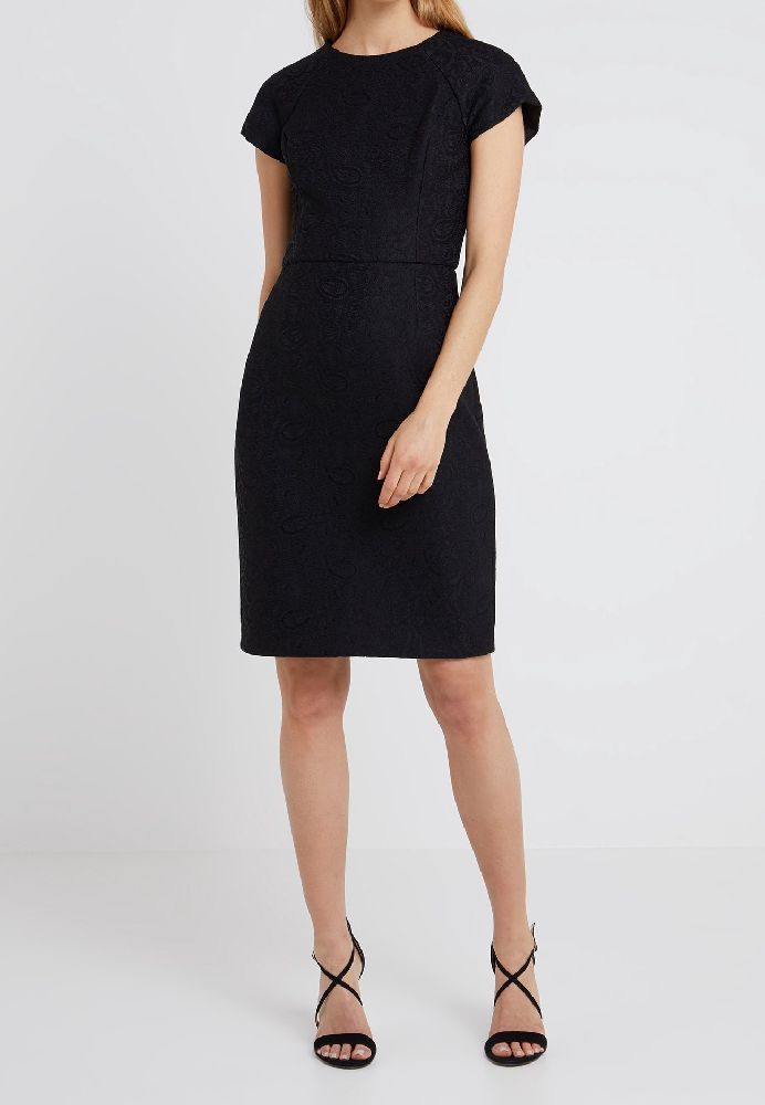 Robe noire très classe 