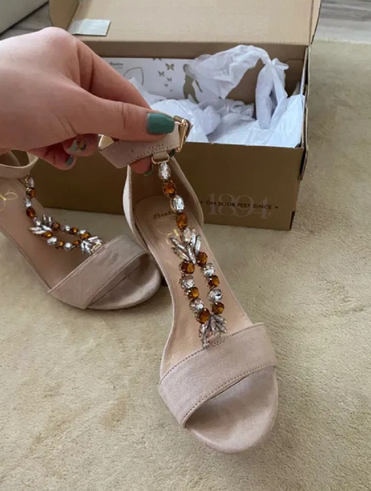 sandales talon importés peu portés . la marque Bata