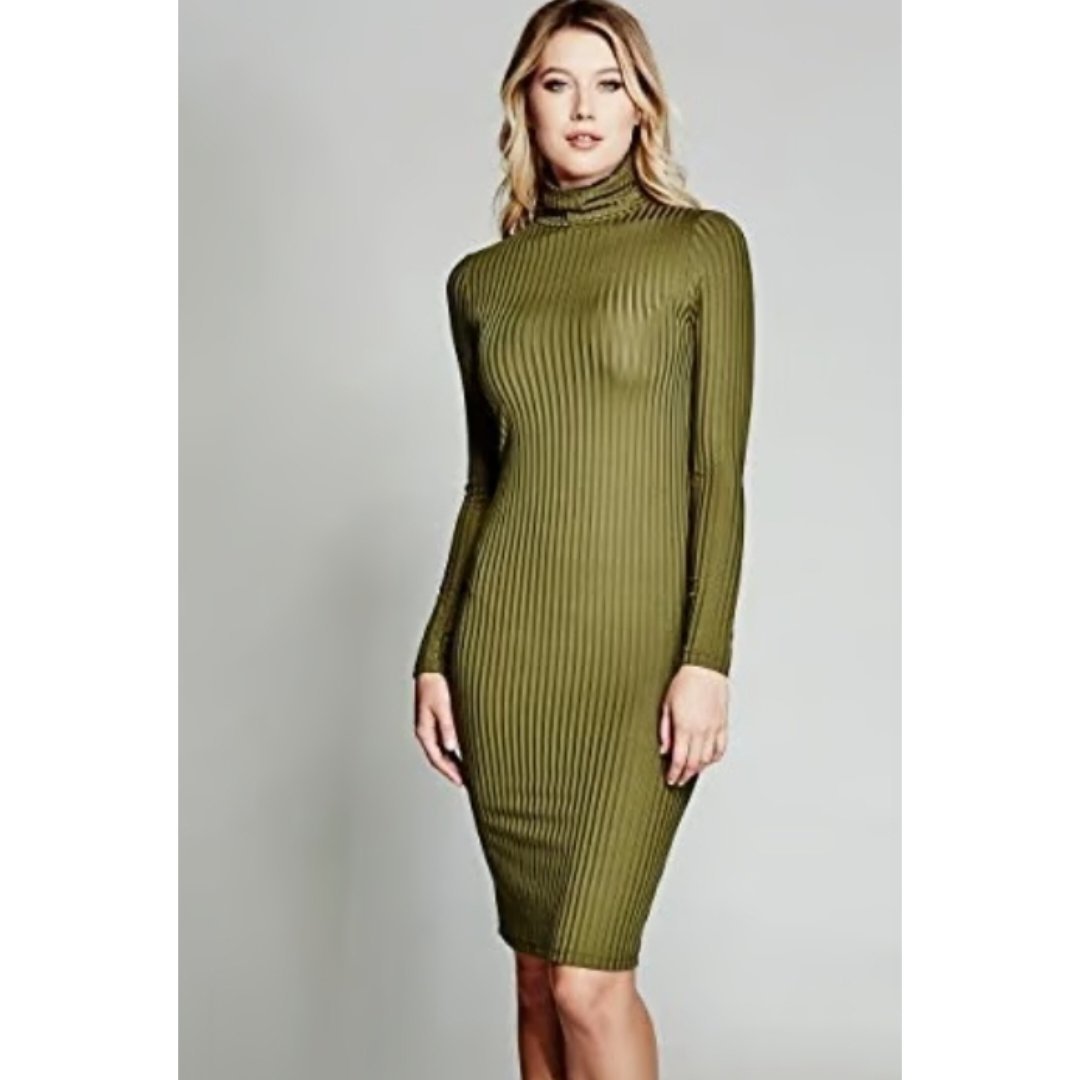 Jolie robe en tricot côtelé vert militaire 😍 très chic et sexy avec sa coupe ajustée 💕♀️ taille M et convient aussi à S 