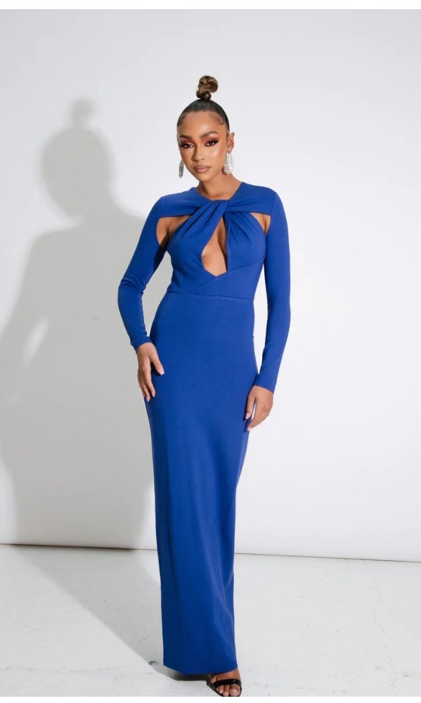 Jolie robe soirée longue, dos nu et devant décolleté pour un look un peu osé 🩵 hyper chic et sexy à la fois, avec sa coupe ajustée avec deux fontes 🔥💗🔥 tissu lycra bleu électrique Taille M/L 