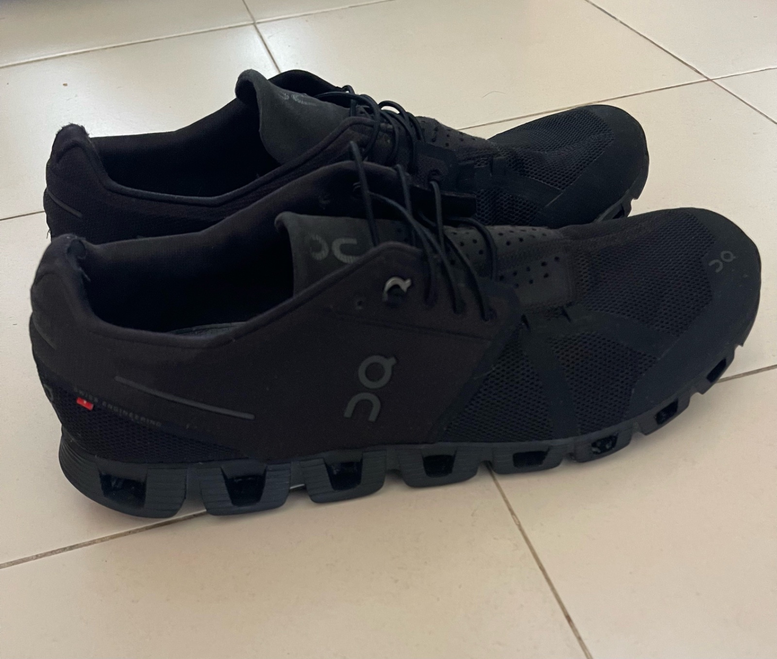 Chaussures de course QC On Cloud noires en maille baskets suisses à lacets point