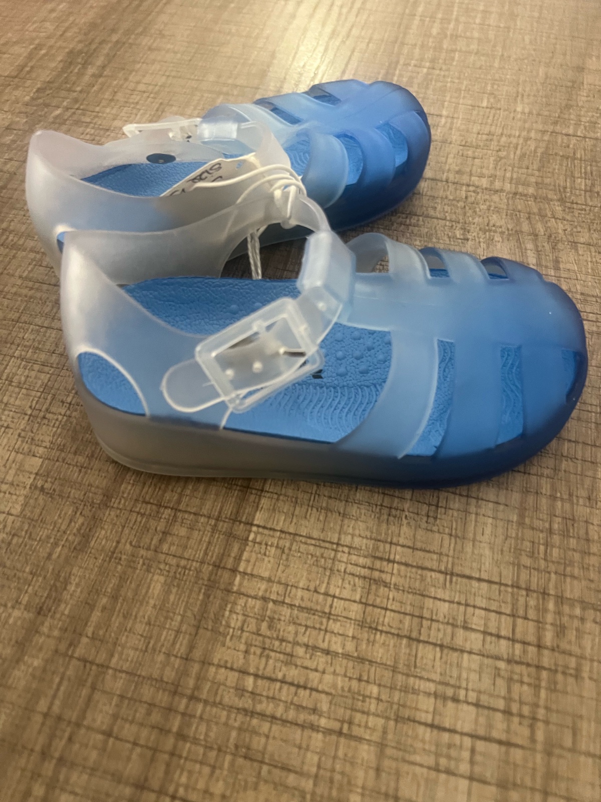 Sandale en plastique neuf