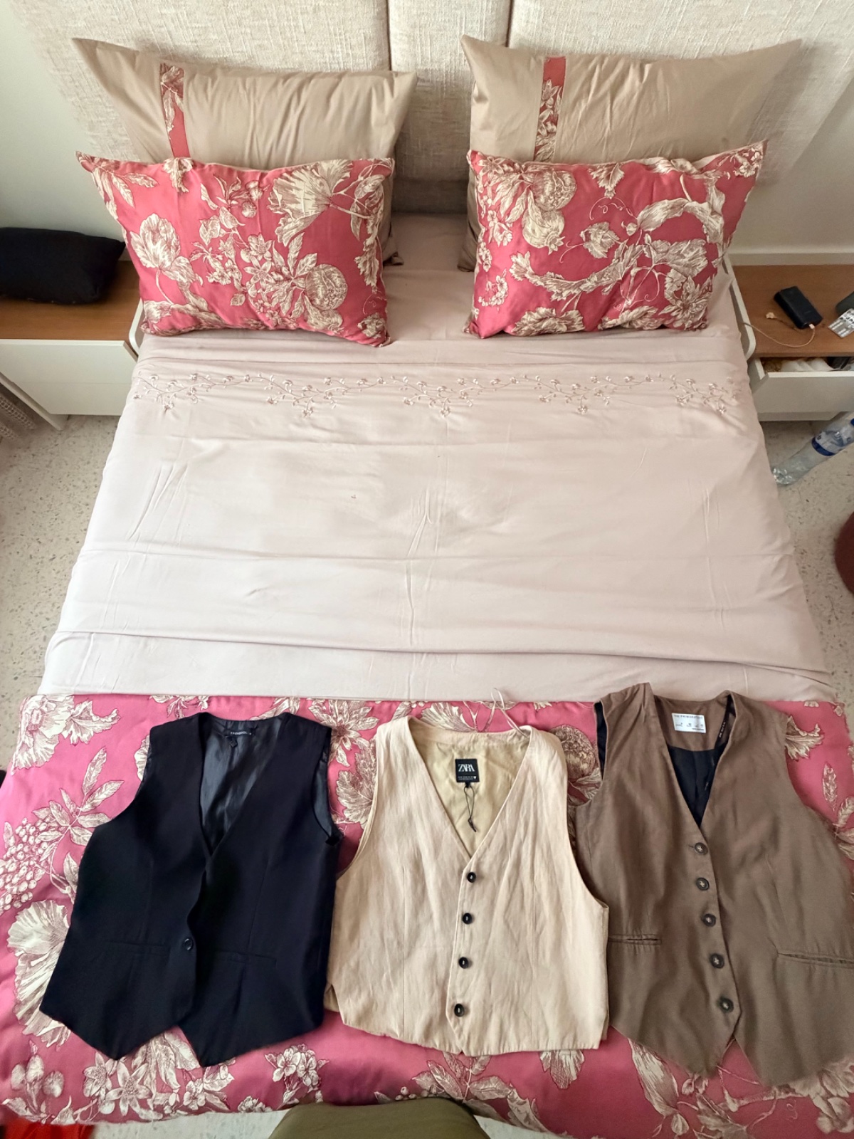 Lot de trois jacket sans manches taille S/M soit 30dt el wa7da