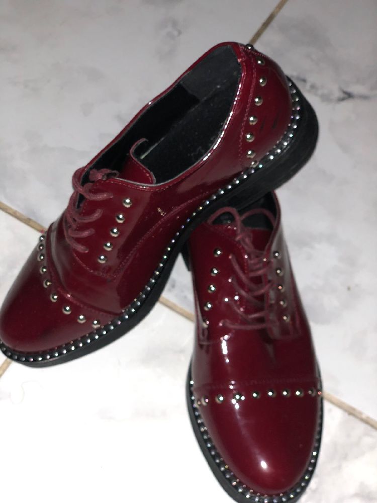 Chaussure bordeaux avec clou 