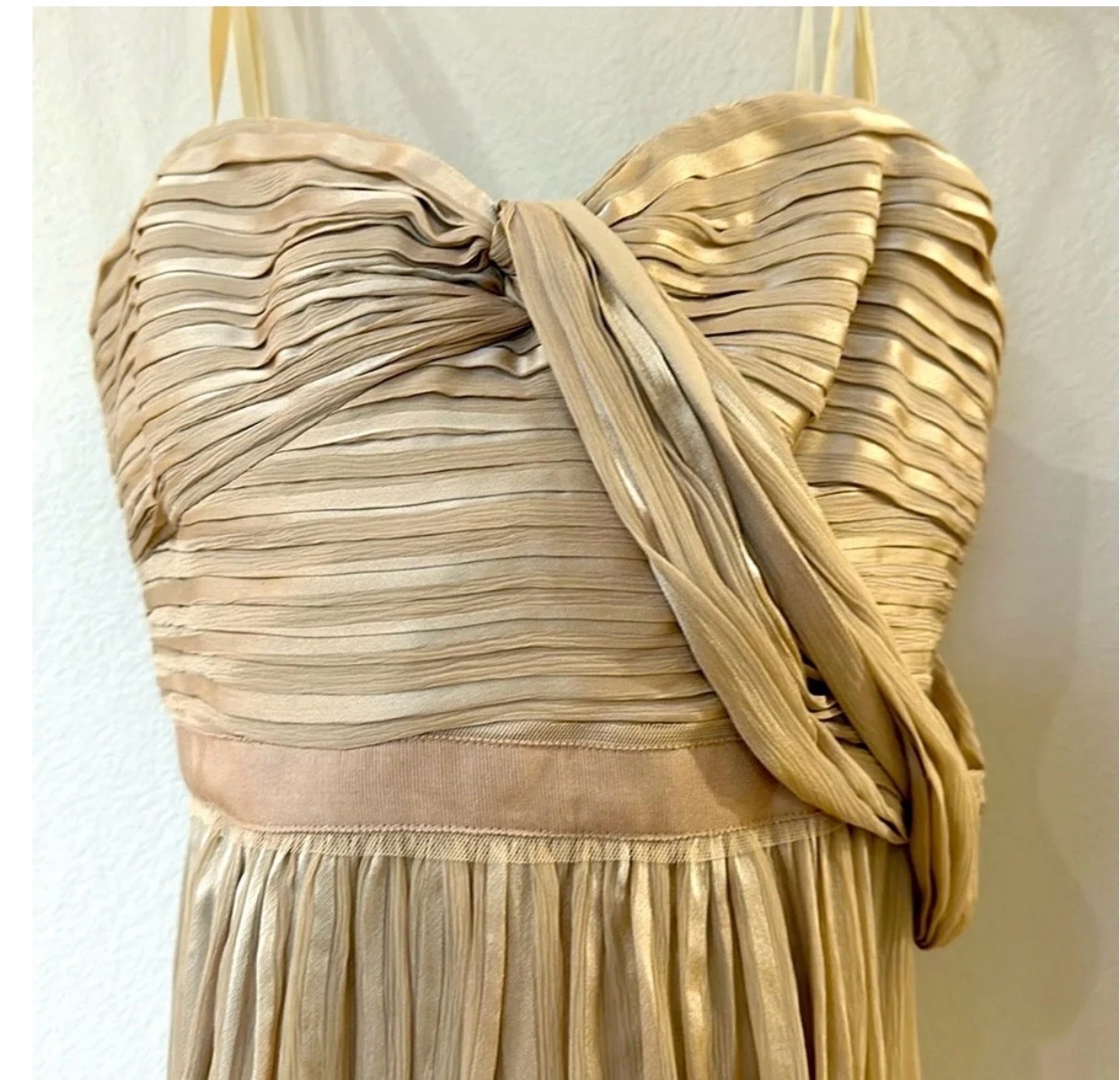 Une robe en soie d’une élégance absolue, sublimée par un drapé travaillé au buste et une jupe plissée aérienne. Sa teinte nude intemporelle et sa coupe fluide en font une pièce d’exception, idéale pour une allure raffinée et inoubliable.