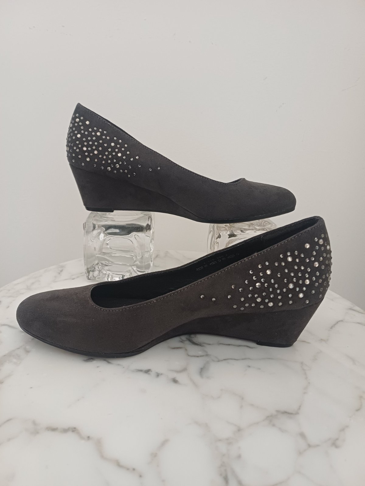 Des chaussures compensées en daim avec strass