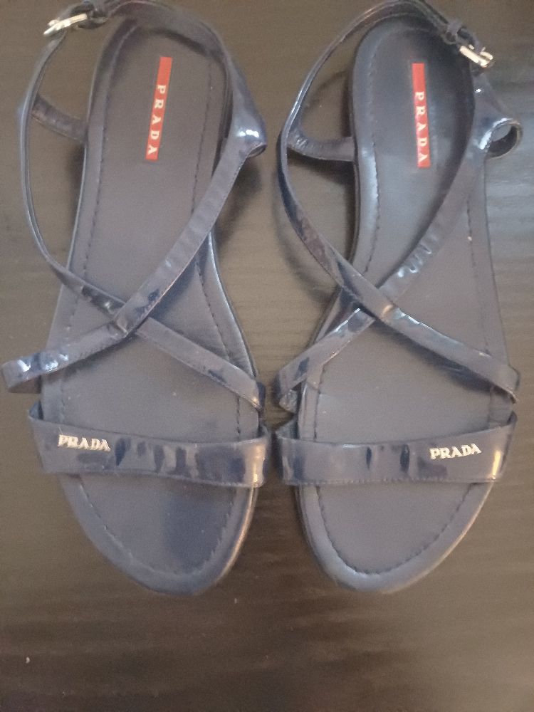 Sandales plates Prada bleu marine 