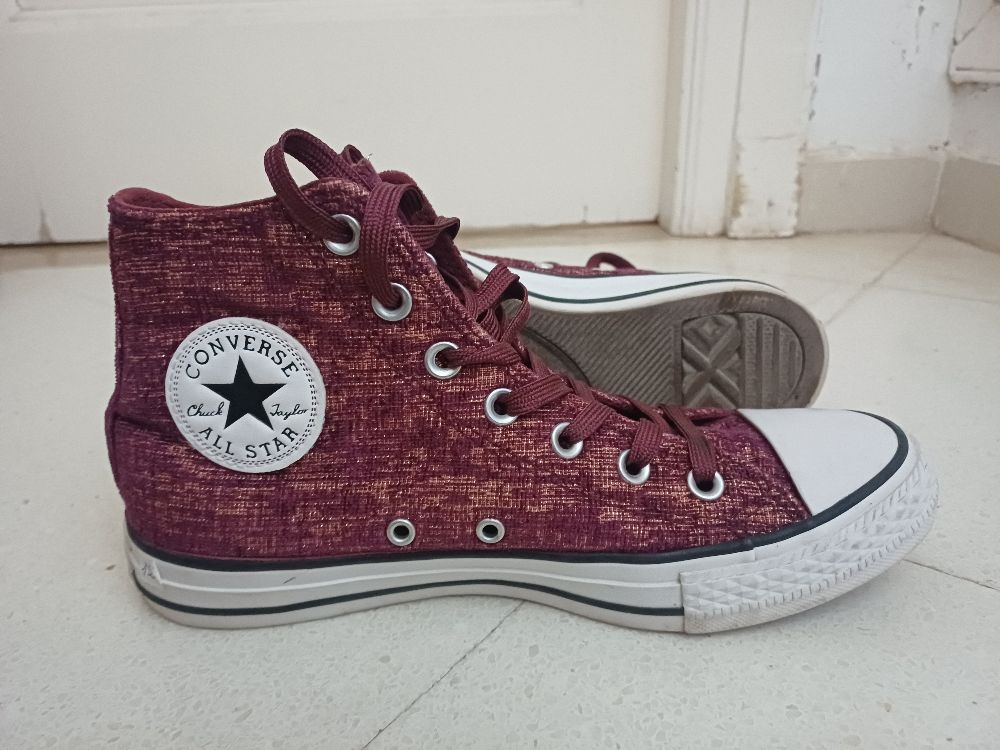 Des converse montantes en tissu.