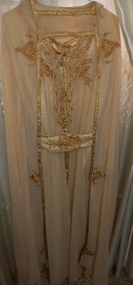 Caftan avec capuche beige doré 