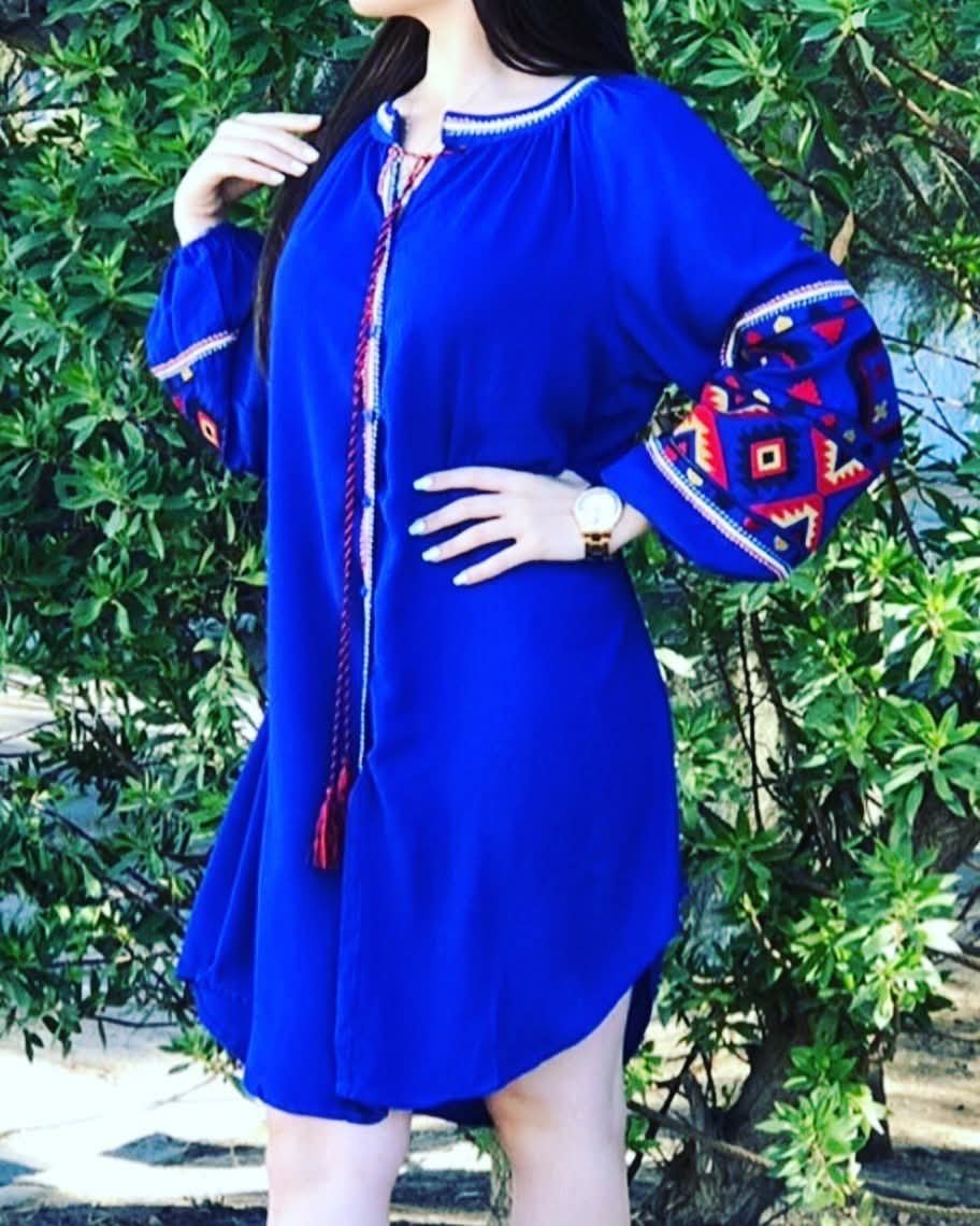 Tunique bleue avec broderies et pompons taille 38/40