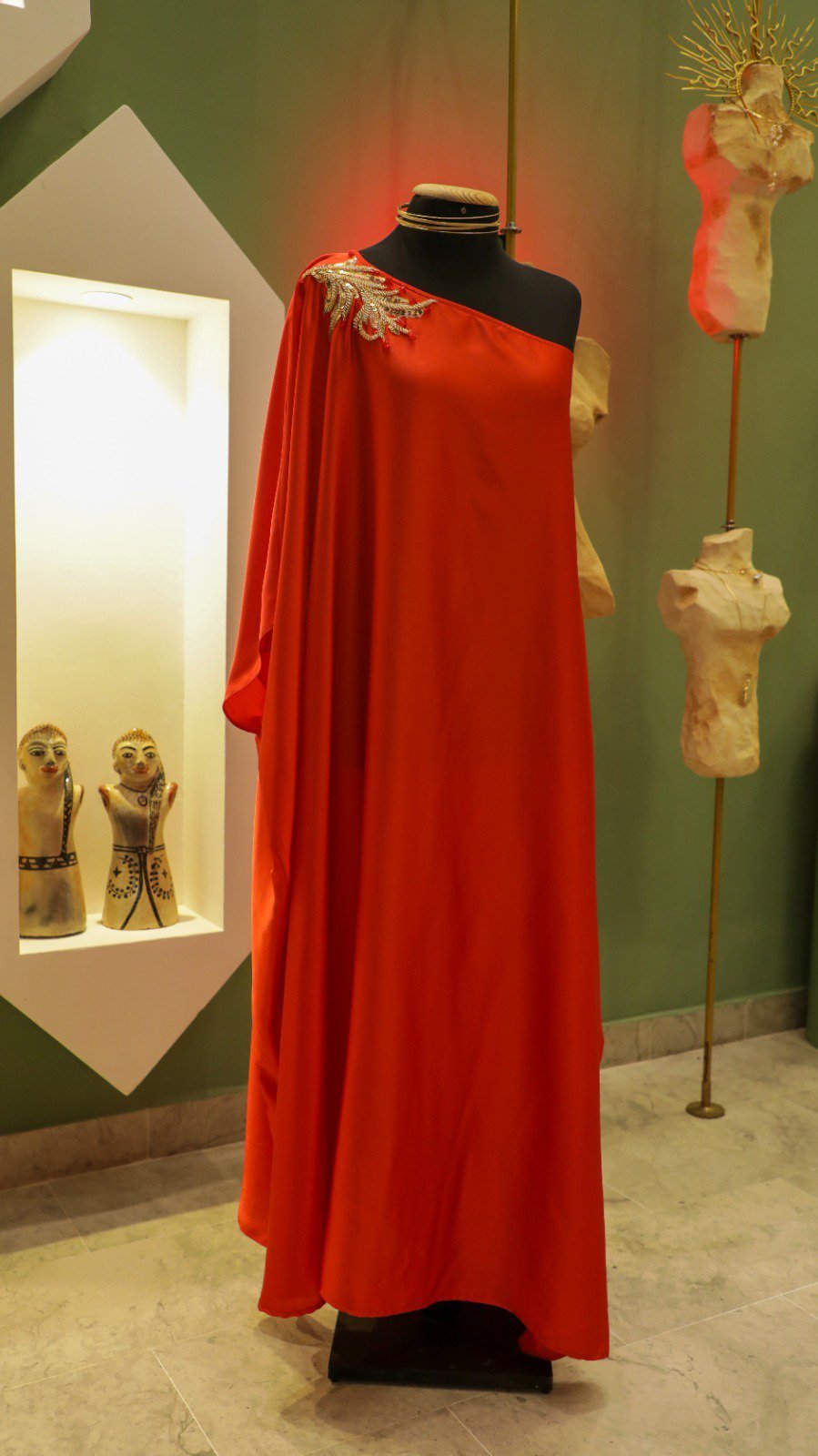Robe rouge avec galon doré 