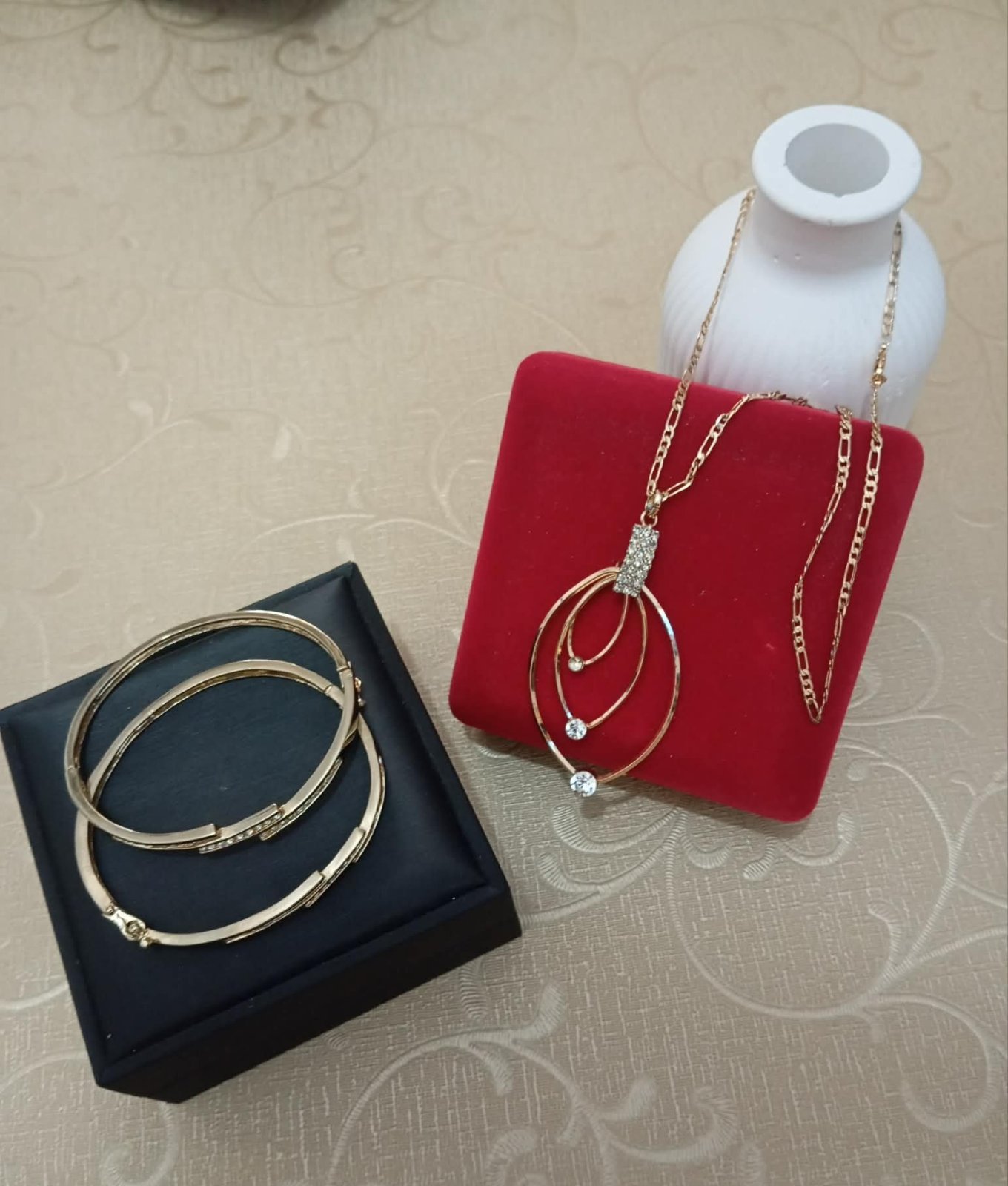 Collier avec un joli pendentif et 2 frads paqué or