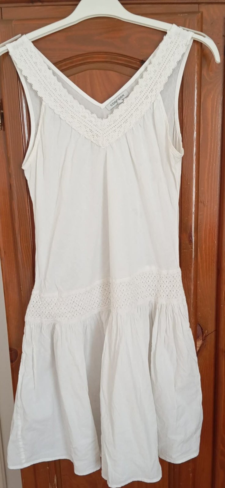 Robe 👗 blanche avec broderie sans manche