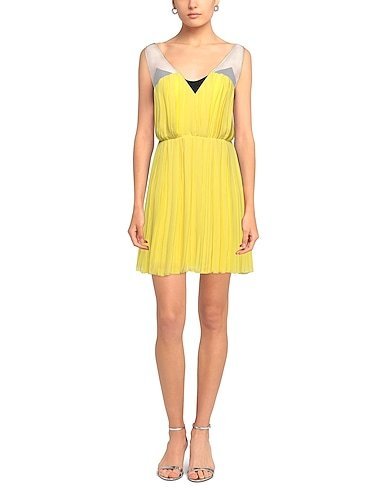 Une robe jaune sans manches avec un haut blanc transparent, probablement de style décontracté ou d'été.