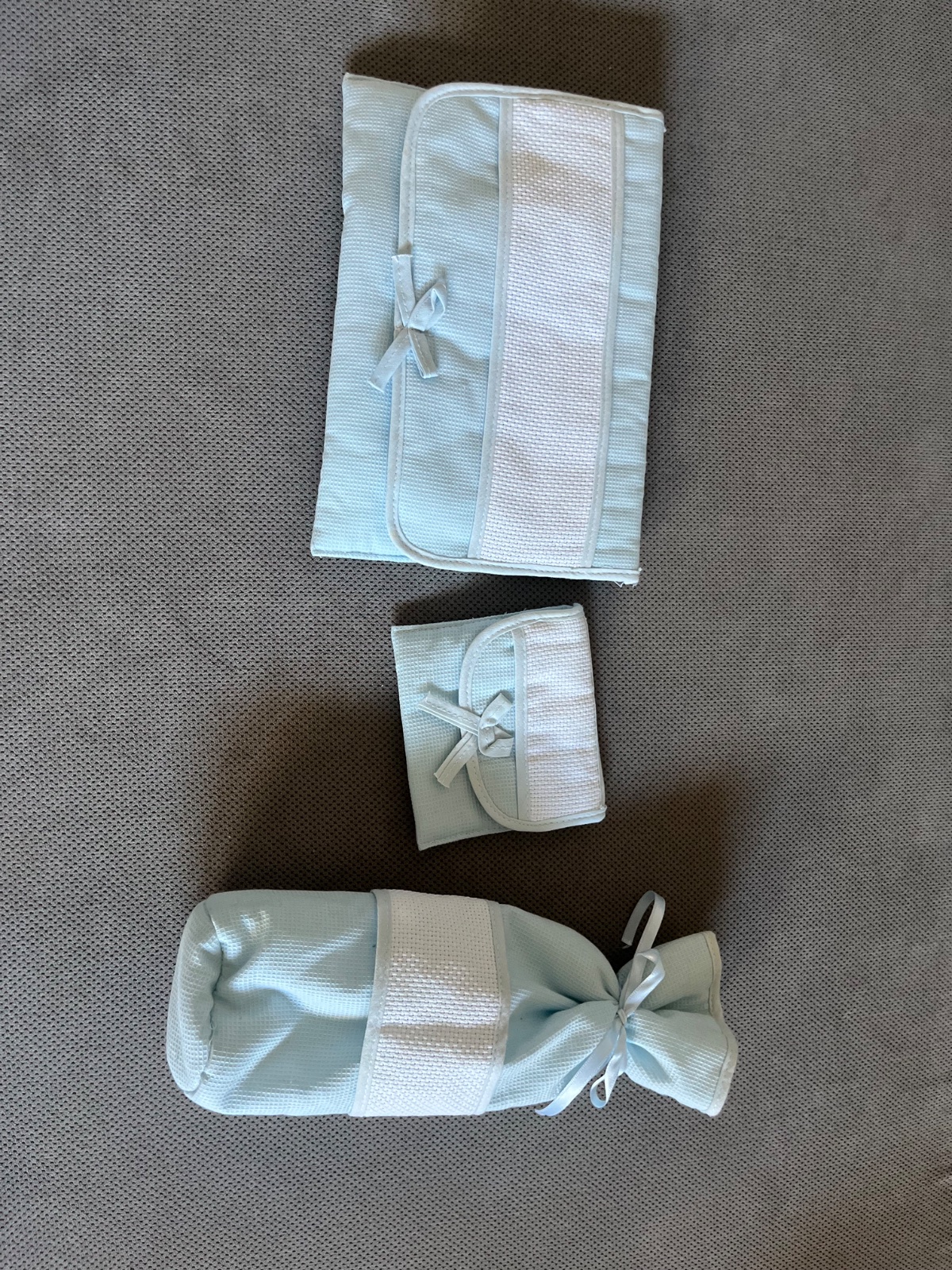 Porte biberon et 2 trousseaux de rangement