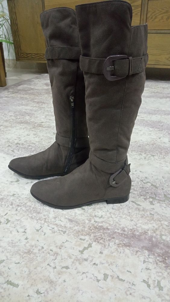 bottes daim taupe élégant 