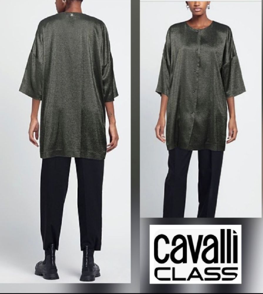 Magnifique jacket roberto cavalli class avec logo dore au niveau du dos très chic 
