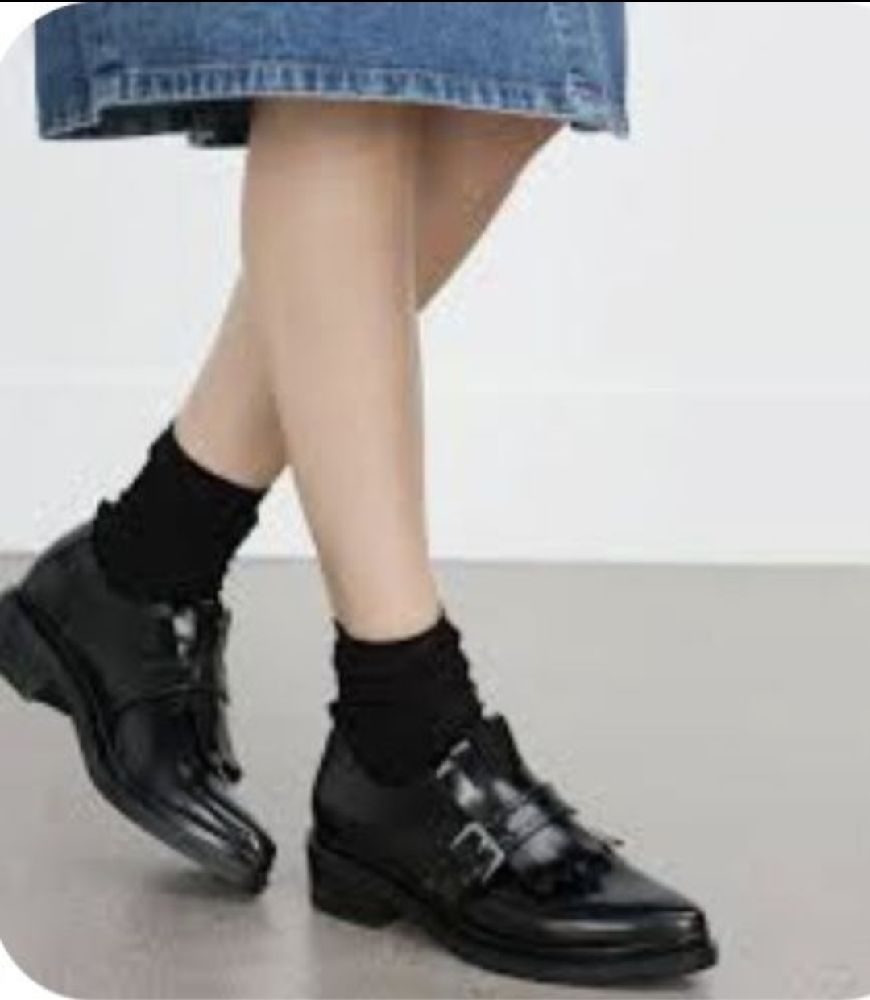 Trés jolie derbies à franges et boucles zara en trés bon état 