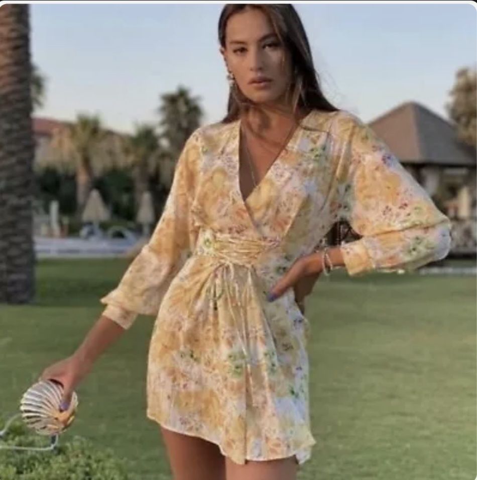 Magnifique robe zara courte à effet satiné tt neuf