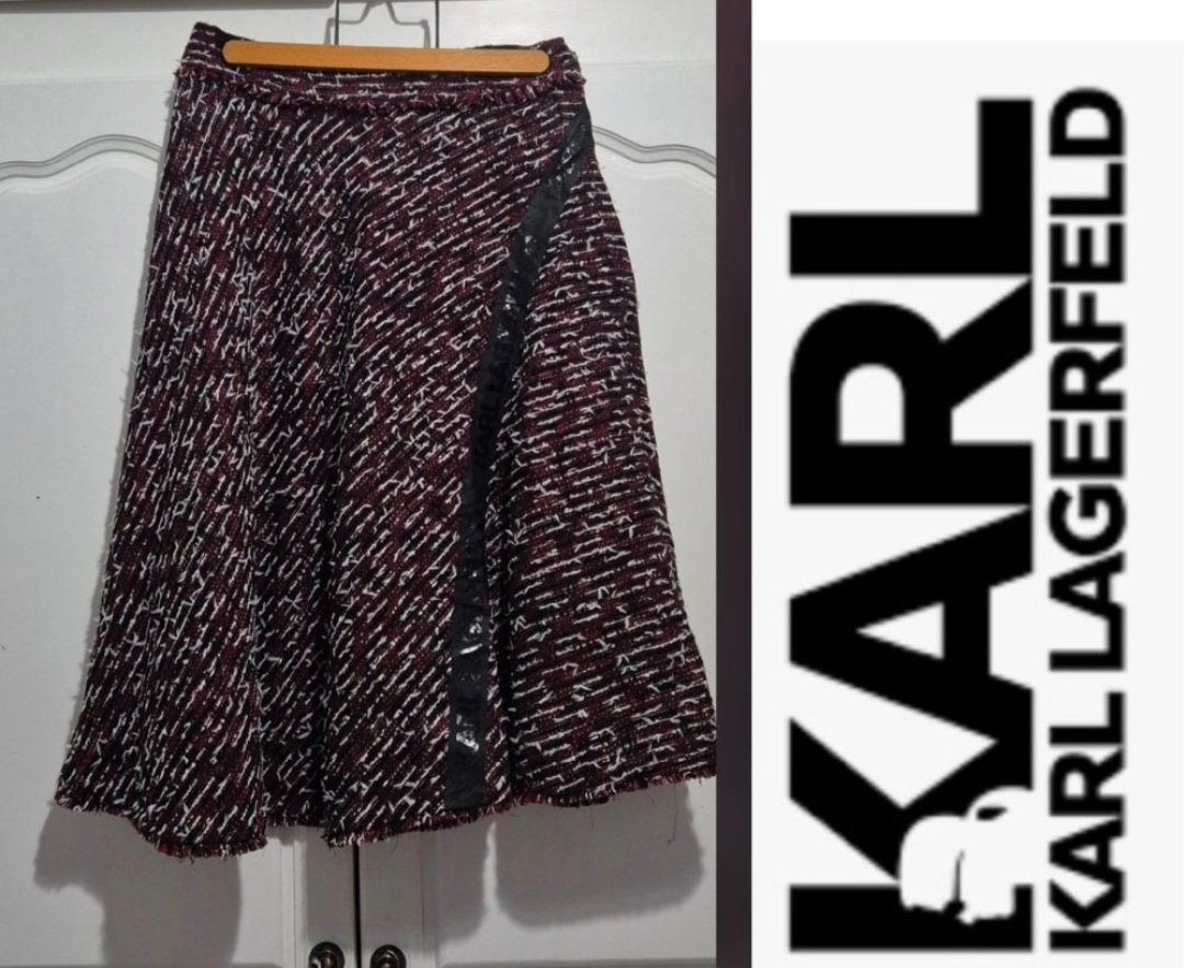 Trés jolie jupe en tweed karl lagerfeld avec une belle bande monogram tt neuf