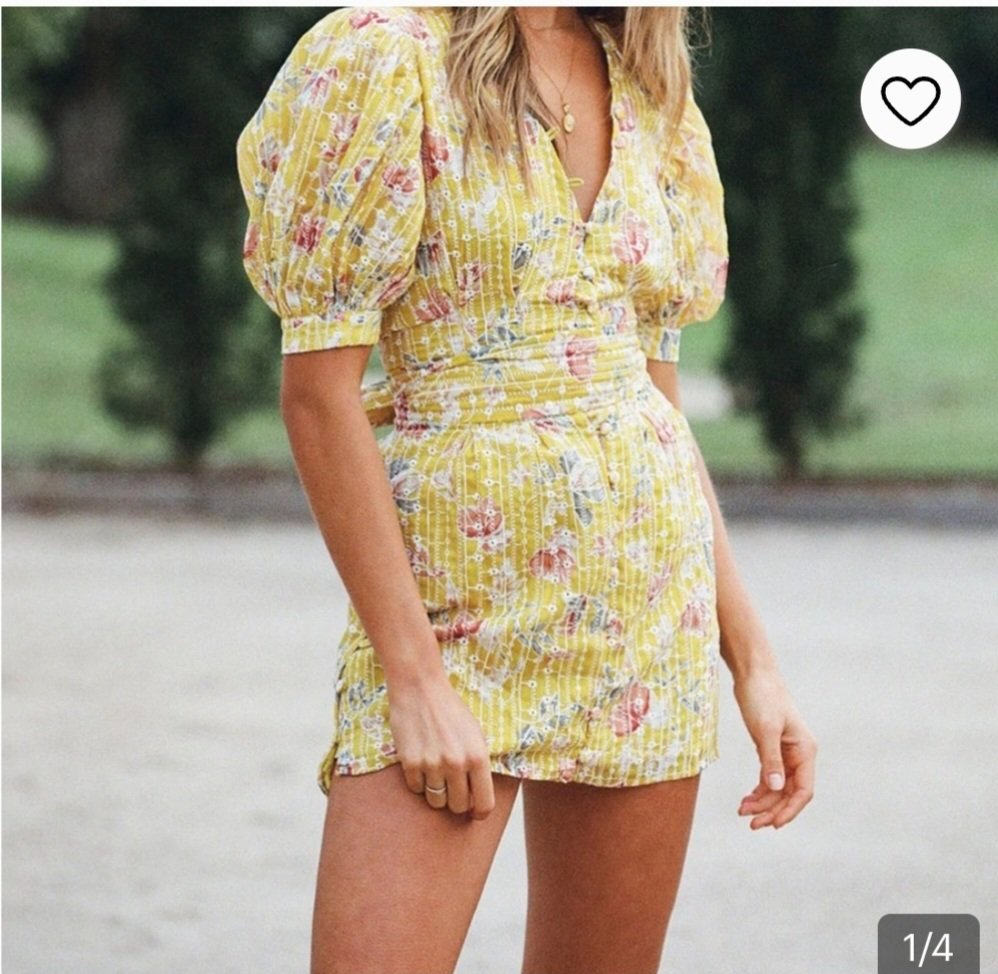 Jolie robe courte manches bouffantes tt neuf