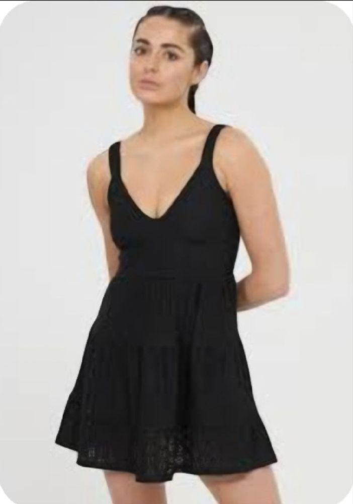 Très jolie robe terranova à broderie anglaise tt neuve