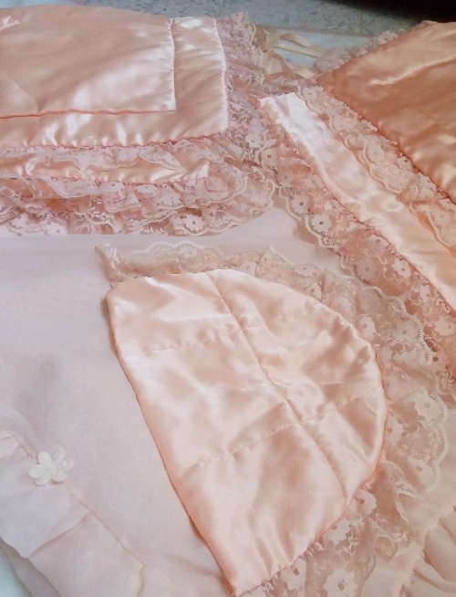 Parure en satin saumon pour lit de bébés