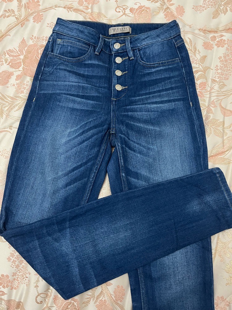 Jean Guess coupe skinny boutons apparents état neuf🌸🌸profitez de la remise du mercredi 