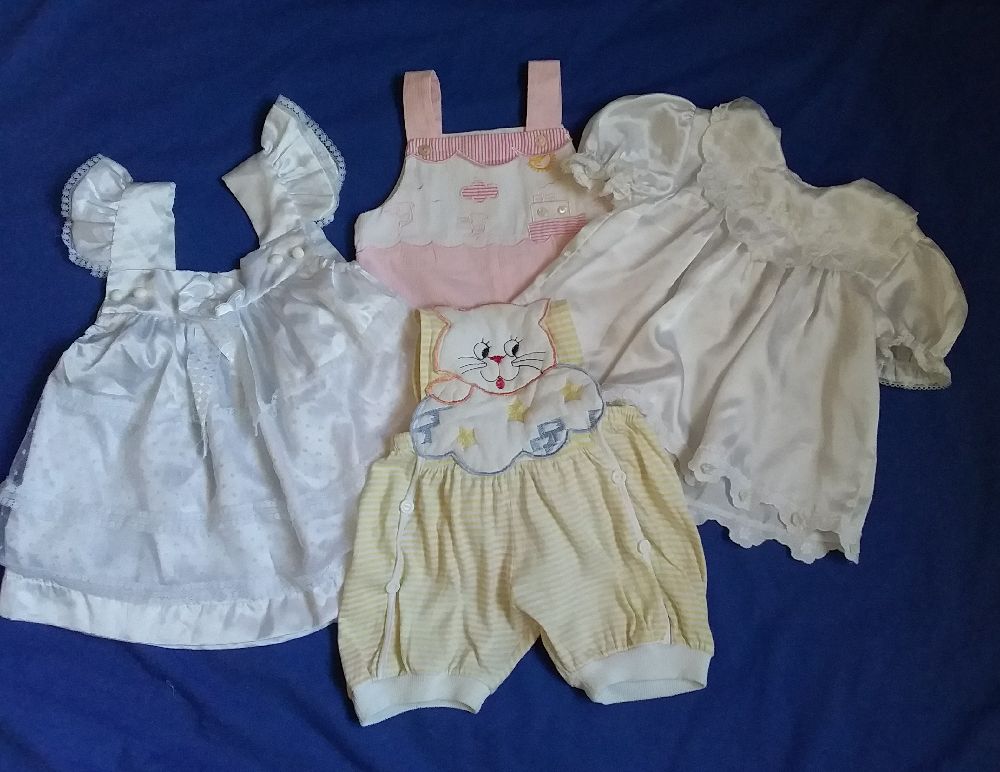 2 robes et  2 barboteuse  3 à  6 mois 
