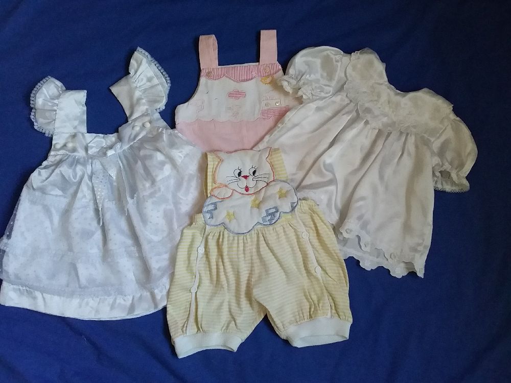 2 robes et 2 barboteuses 3 à  6 mois 