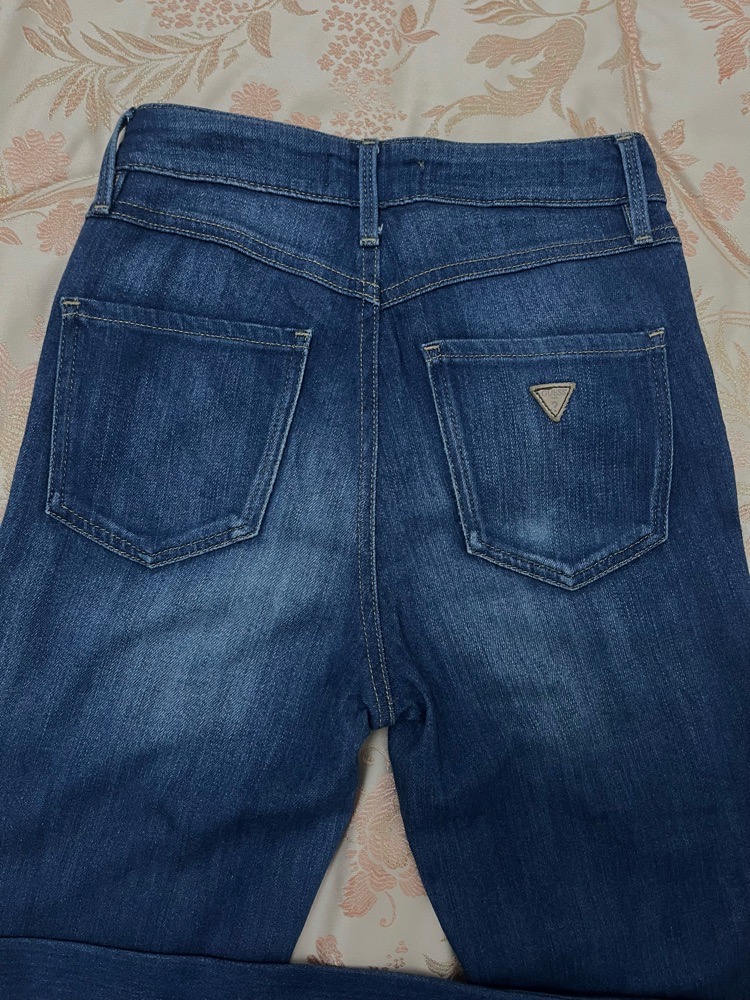 Jean Guess coupe skinny boutons apparents état neuf🌸🌸profitez de la remise du mercredi