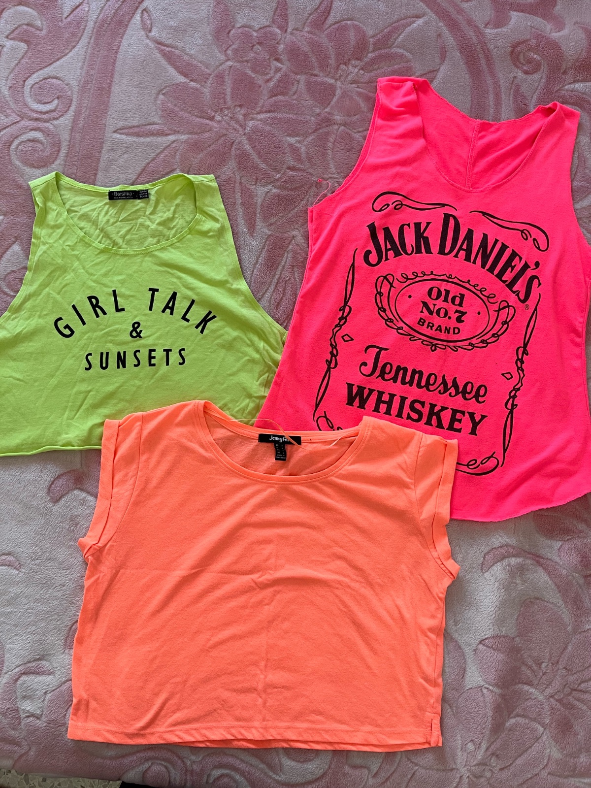 Lot 3 T-shirts fluorescents 🍀🩷❤️profitez des promos dabchy 🍀❤️🌼profitez des promos dabchy