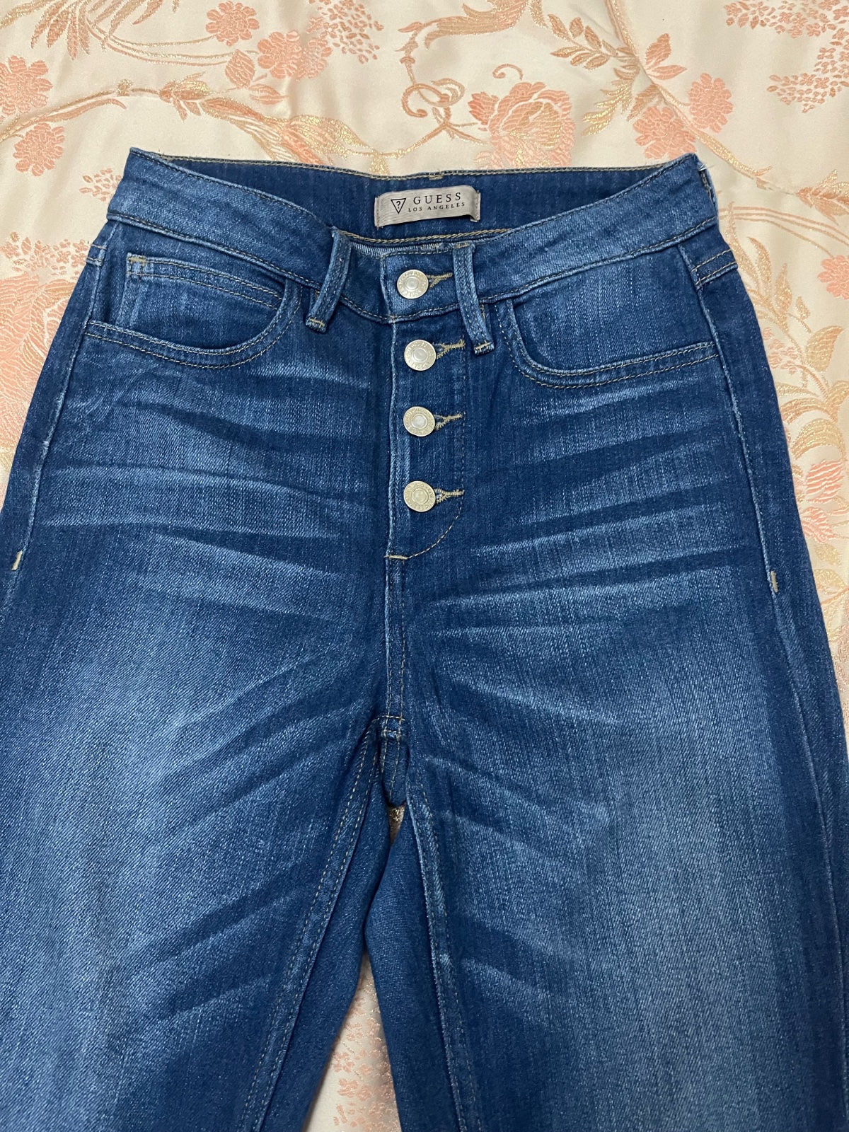 Jean Guess coupe skinny boutons apparents état neuf🌸🌸profitez de la remise du mercredi