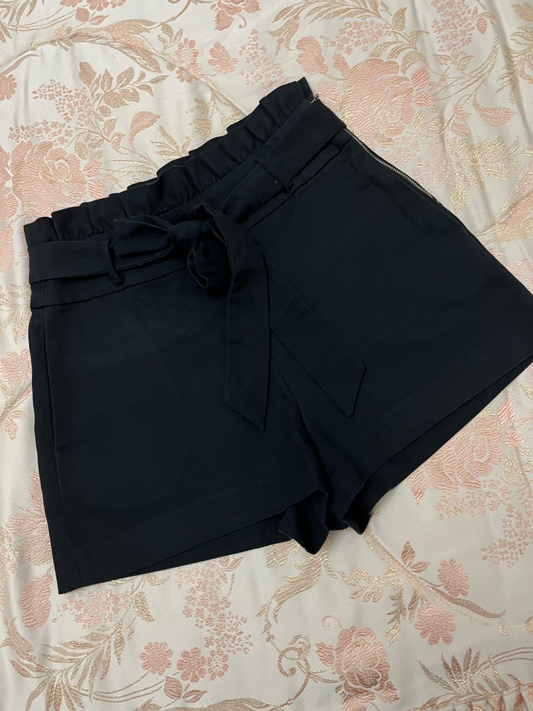 short  a taille froncee et ceinture🖤profitez des promos dabchy
