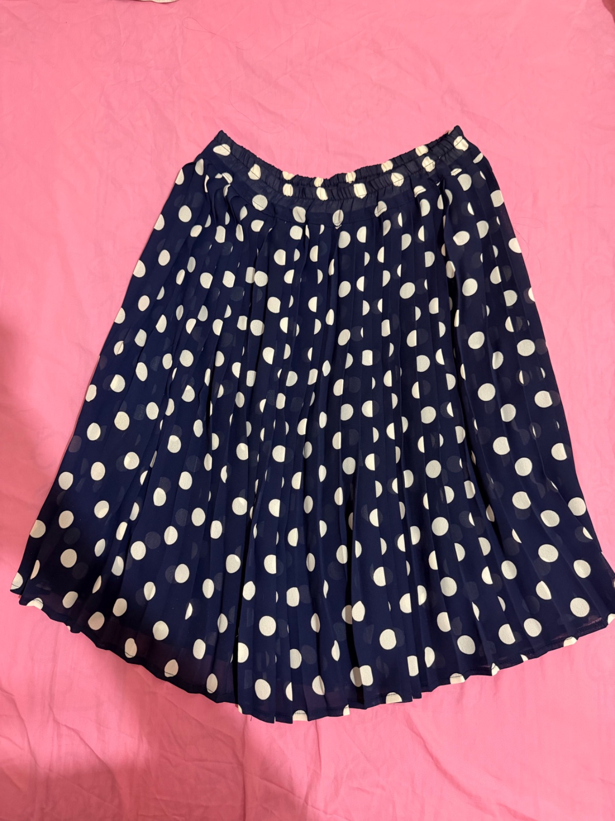 Une belle jupe plissée en pois taille L en trés bon etat 