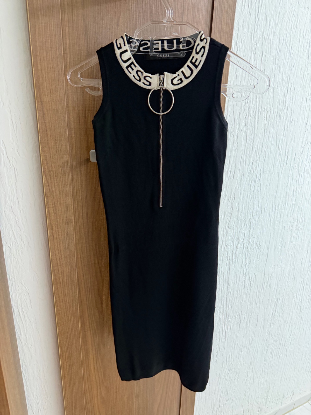 Une robe noire mini de la marque guess en trés bon etat 