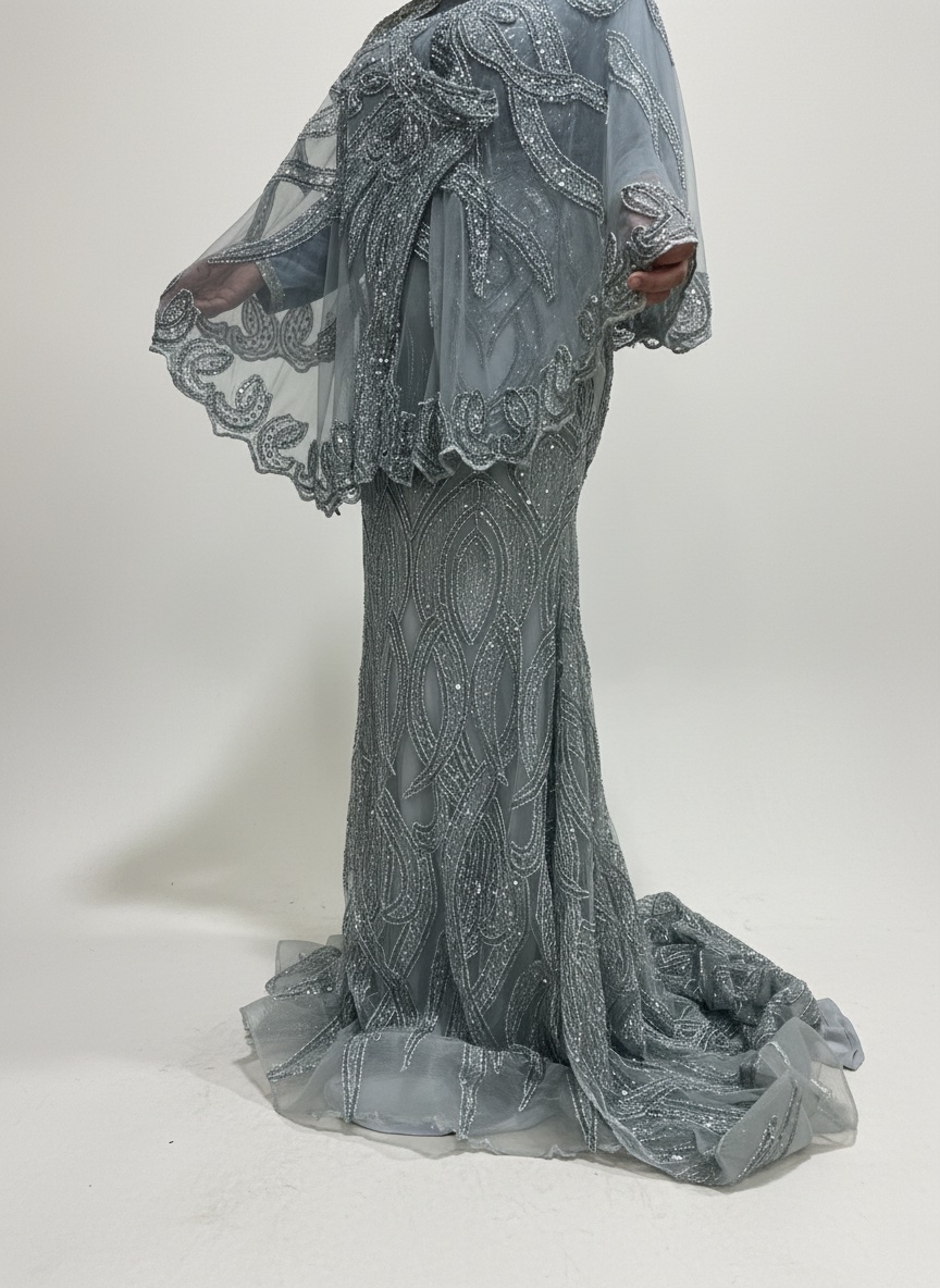 Robe de soirée élégante vert sauge brodée avec cape en tulle