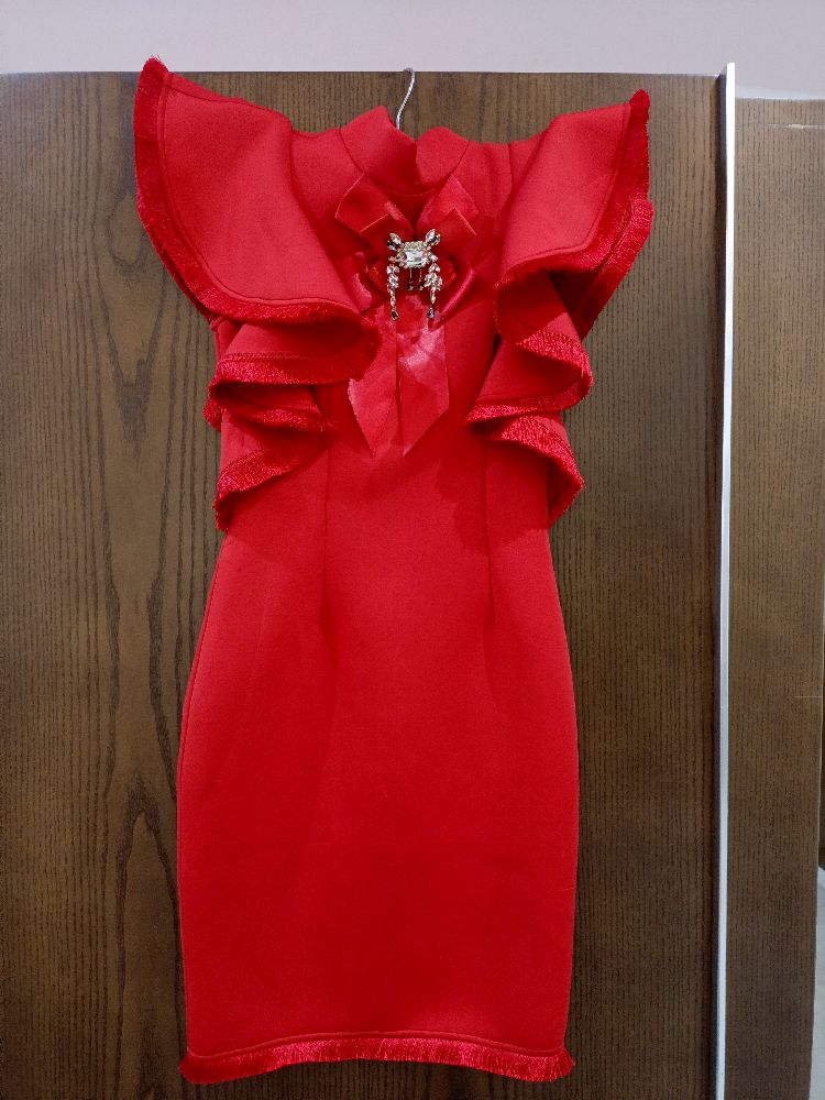 Une robe rouge neuve 