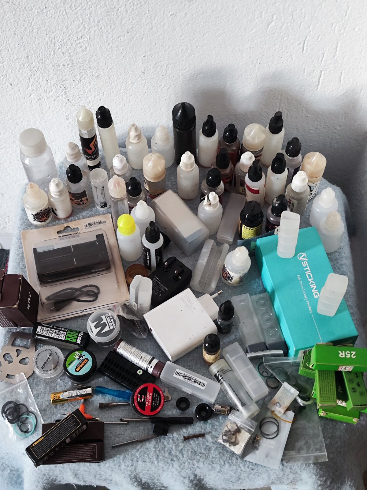 Matériel de montage vape + flacons liquide vides + chargeur rapide tél 120W Xiaomi + chargeur d'accus + coils + joints et autres