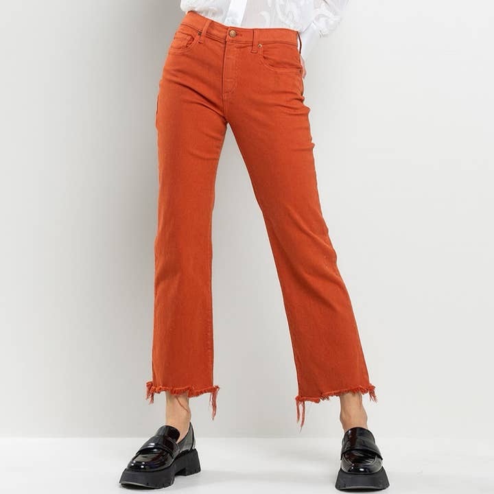 JEAN TAILLE MOYENNE À OURLET NON FINI ET JAMBE DROITE