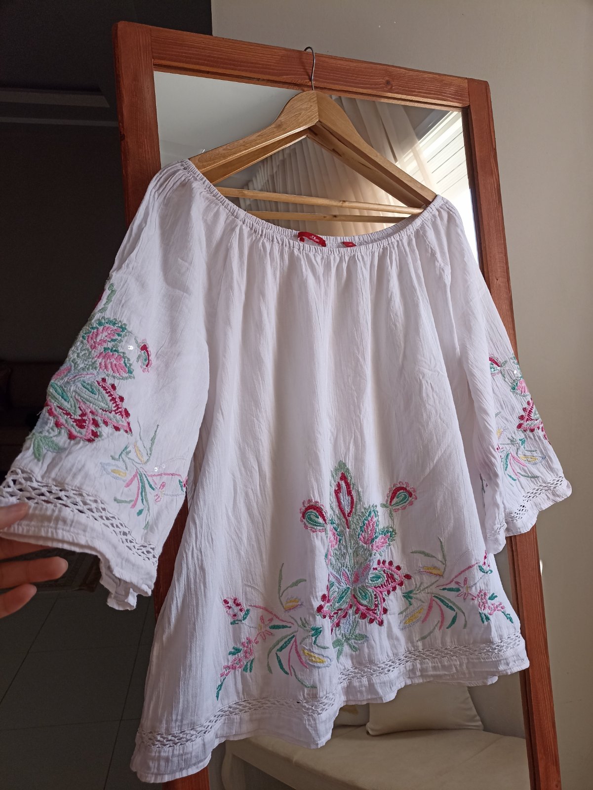 Une très belle chemise col bateau brodée