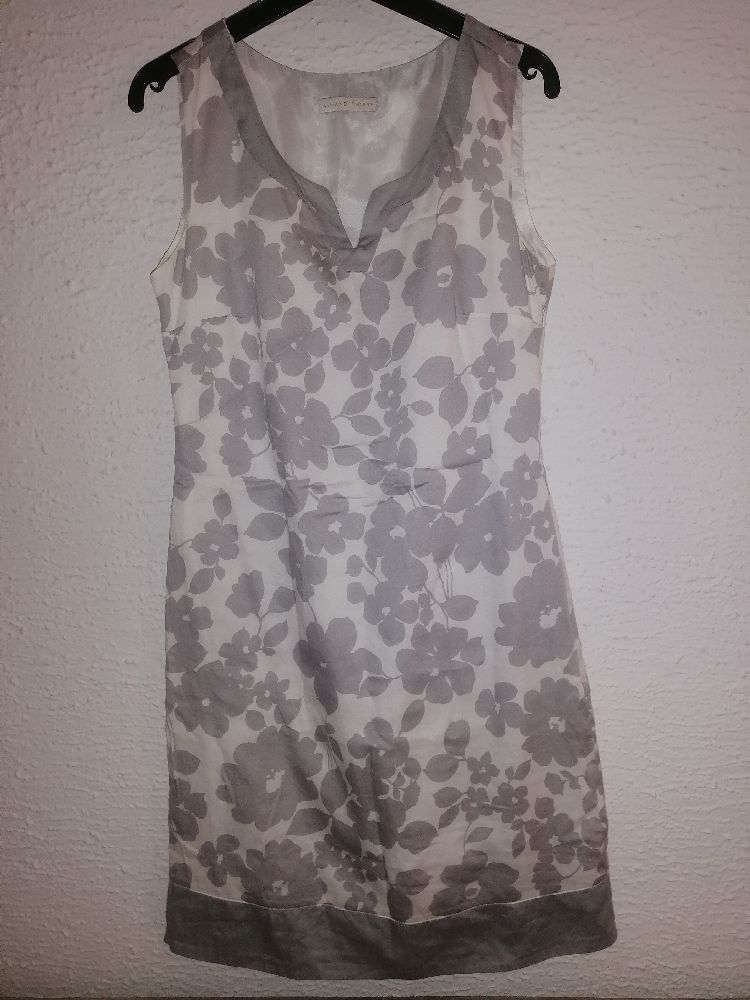 Jolie Robe Florale de couleur gris et blanc 