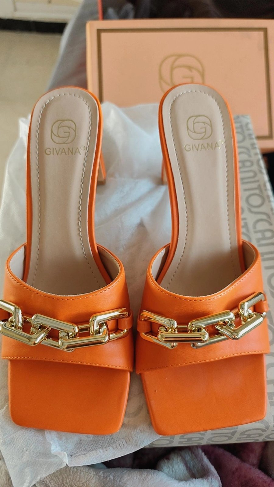 Mules à talons avec boucles dorées